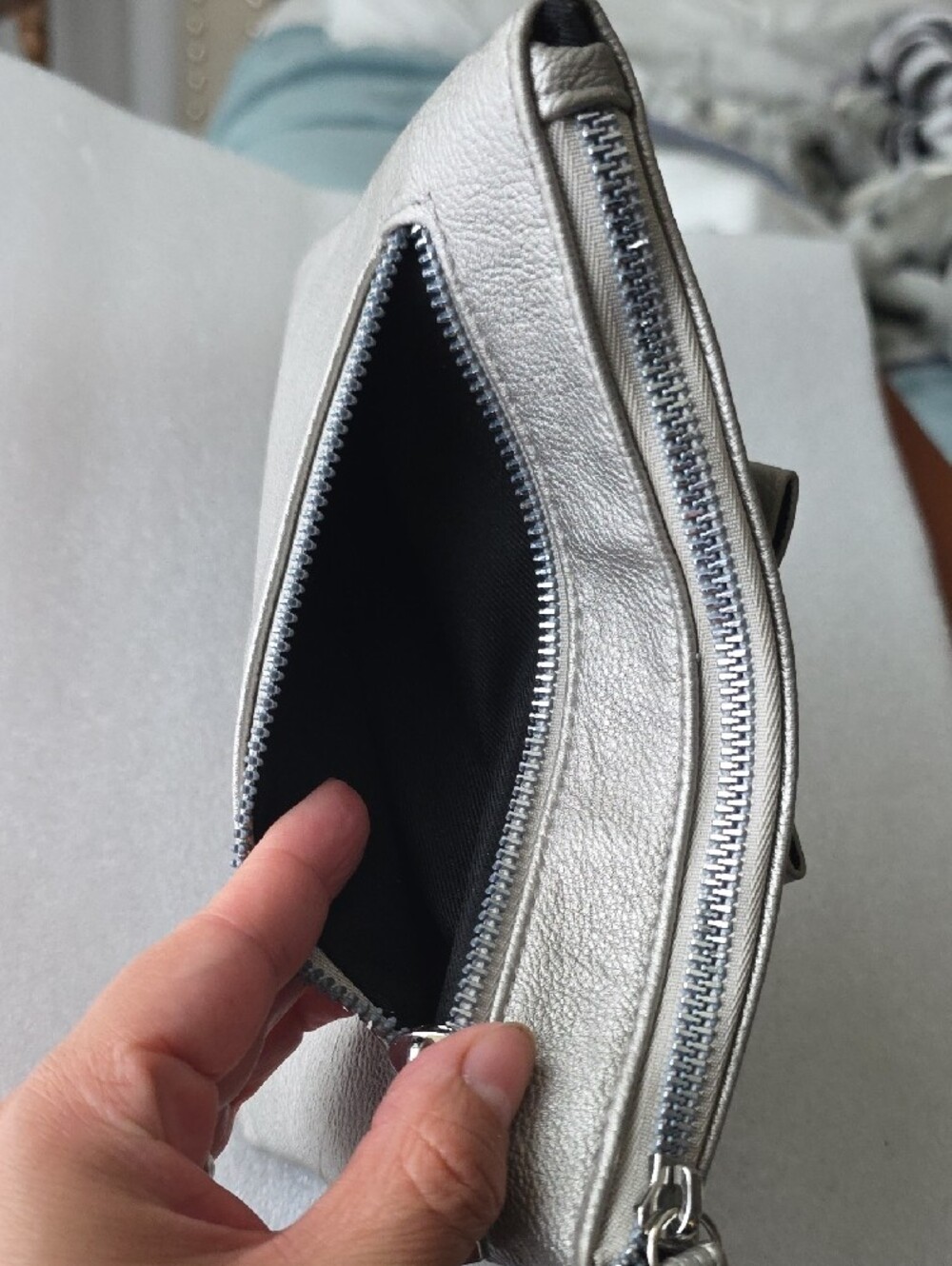 Safe Keeper Bow Wristlet Clutch Wallet Silver Metallic 7 3/4"l 1/2"wide 5"tall - Picture 4 of 9
